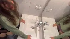 Reproducir Sexo en el baño en una fiesta familiar