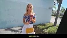 再生 18歳のキューティーエマ・バグがバンバスで犯される