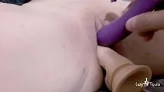 Afspelen Sluit je tot dit geschoren poesje en kijk hoe het nat wordt met een dildo