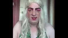 Abspielen Der bisexuelle crossdresser möchte unbedingt von einem echten männerschwanz gefickt werden und sagt das sogar in diesem video