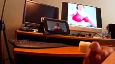 Jouer Sperme dans les seins et la crème pour le visage de sa femme et elle fait une démonstration... encore une fois