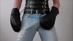 Abspielen Boundinlevis – levis mit lederhandschuhen reiben und abspritzen