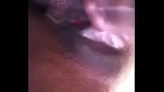 Oynat O boşalana kadar ıslak amını parmaklıyor