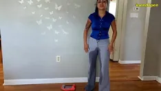 Play Desperation to pee and wetting their tight jeans pissing pants