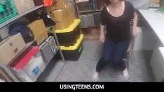 Jouer Usingteens - penelope reed, une voleuse à l'étalage adolescente obéissante, baisée brutalement par un sale officier du lp