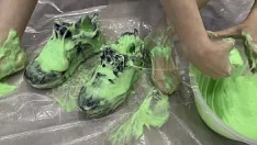 Abspielen Sneakers (turnschuhe) mit superklebrigem schleim zertrümmern