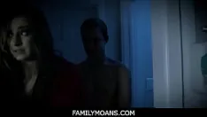 Jouer Familymoans - la belle-tante (casca akashova) frappe sa belle-nièce (avery moon) et son beau-neveu pour noël