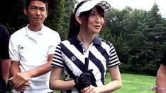 Afspelen Leraar en andere jongens praten japanse tiener over blowbang tijdens golfles