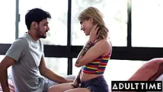 Jouer C'est l'heure des adultes - chut, personne ne peut le savoir ! un couple d'adolescents a des relations sexuelles intenses dans la chambre et jouit l'un sur l'autre