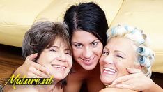 Redare Teen excitat rashina a invitat un cuplu de lesbiene mature pentru un trio fierbinte
