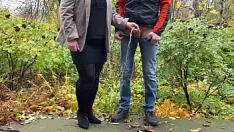 Riproduci Una calda milf in collant e gonna tiene il cazzo del ragazzo all'aperto mentre piscia
