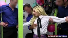 Riproduci La piccola ladra arrapata minxx marley viene sorpresa a rubare proprio il giorno in cui tutti gli ufficiali si incontrano, ora deve farsi scopare da tutti per liberarsi.