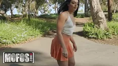 Reproducir Chica patinadora (sophia burns) expone su culo a (charles dera) para ver mejor su gran polla - mofos