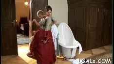 播放 查看两个强大的美女有出色的部落他妈的