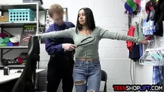Reproduzir Policial novato pego adolescente latina Dania Vega roubando e recebendo boquete como punição