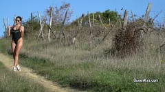Odtwórz Sesja masturbacji na świeżym powietrzu z dużymi cyckami Kiry Queen