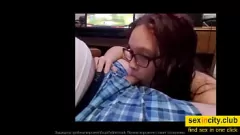再生 ロケットリーグの試合中に男のペニスをしゃぶっているときに喉パイを取得する少女