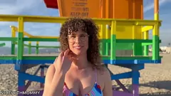 Putar MILF Yahudi berhubungan seks publik dengan orang asing di pantai