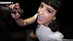 Redare Gloryhole Gangbang: Charlie Valentine înghite cum ca un profesionist