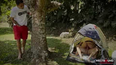 Putar Threesome outdoor liar Annie Marin dengan keledai besar