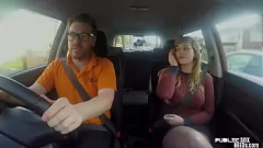 Jouer L'instructeur MILF tatoué devient méchant avec un étudiant dans POV Car Fuck