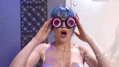 Reproducir Nena asiática de cabello azul causa un trío de oficina hilarante con grandes tetas