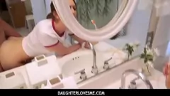 Jouer Le beau-père baise la belle-fille rousse Maya Kendrick dans un jeu de rôle fantastique torride