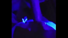播放 迷人的金发碧眼的金发碧眼的黑灯吹井