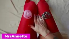 Redare Mistress paradează noi celule de castitate: sclavul este blocat de mult timp