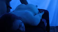 Abspielen Gigi Breezes sinnliche Schwarzlichtmassage
