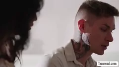 Afspelen Brunette shemale stiefmoeder neukt de harde lul van haar stiefzoon zonder condoom