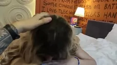 Afspelen Een blonde babe met grote tieten en een grote kont wordt hard geneukt in een hotelkamer