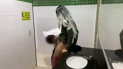 Odtwórz Duży kutas kierowcy ciężarówki rucha ciasnego dupka niegrzecznego Brazylijczyka bez prezerwatywy w łazience na stacji benzynowej