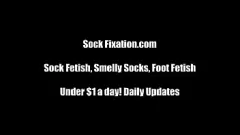 Abspielen Erlebe das ultimative Vergnügen, wenn sie in dieser intensiven Femdom-Footjob-Session deinen Schwanz mit ihren bestrumpften Füßen neckt