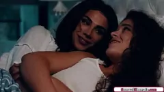 Reproduzir Ariel Demure, a madrasta travesti super gostosa, fode a enteada com seu pau pequeno nesta intensa cena de sexo travesti