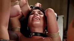 Riproduci Il primo rapporto a tre della figliastra con una MILF e l'amante: bavaglio e dominazione hardcore