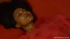 Afspelen Ervaar het ultieme sensuele genot: interraciale geliefden die genieten van erotische massages, pijpbeurten en anale geneugten in een romantische Indiase setting