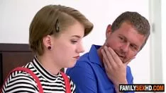 Reproduzir Tio magro fode sobrinha virgem