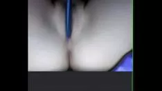 تشغيل Missy she-bops تتهجى ملاحظة حبيبها على كاميرا الويب